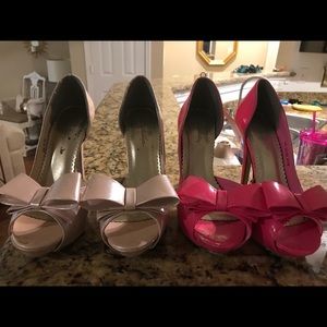 Bow, peep toe pumps
